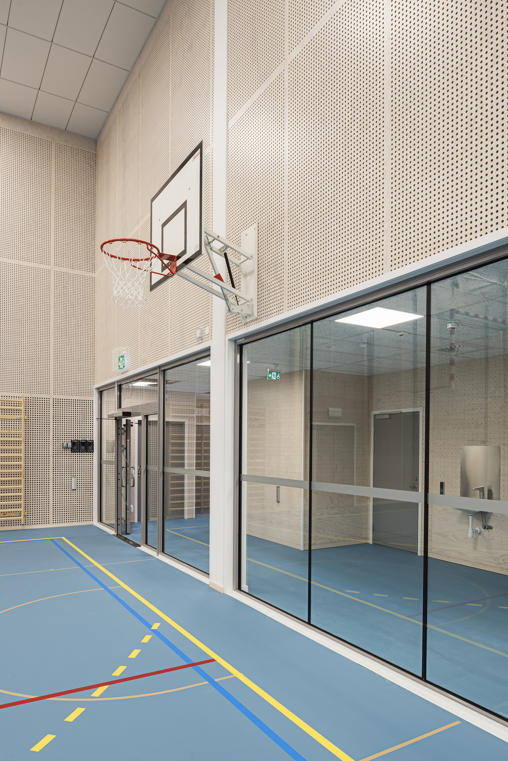 Perforerede træpaneler på væg og basketballkurv