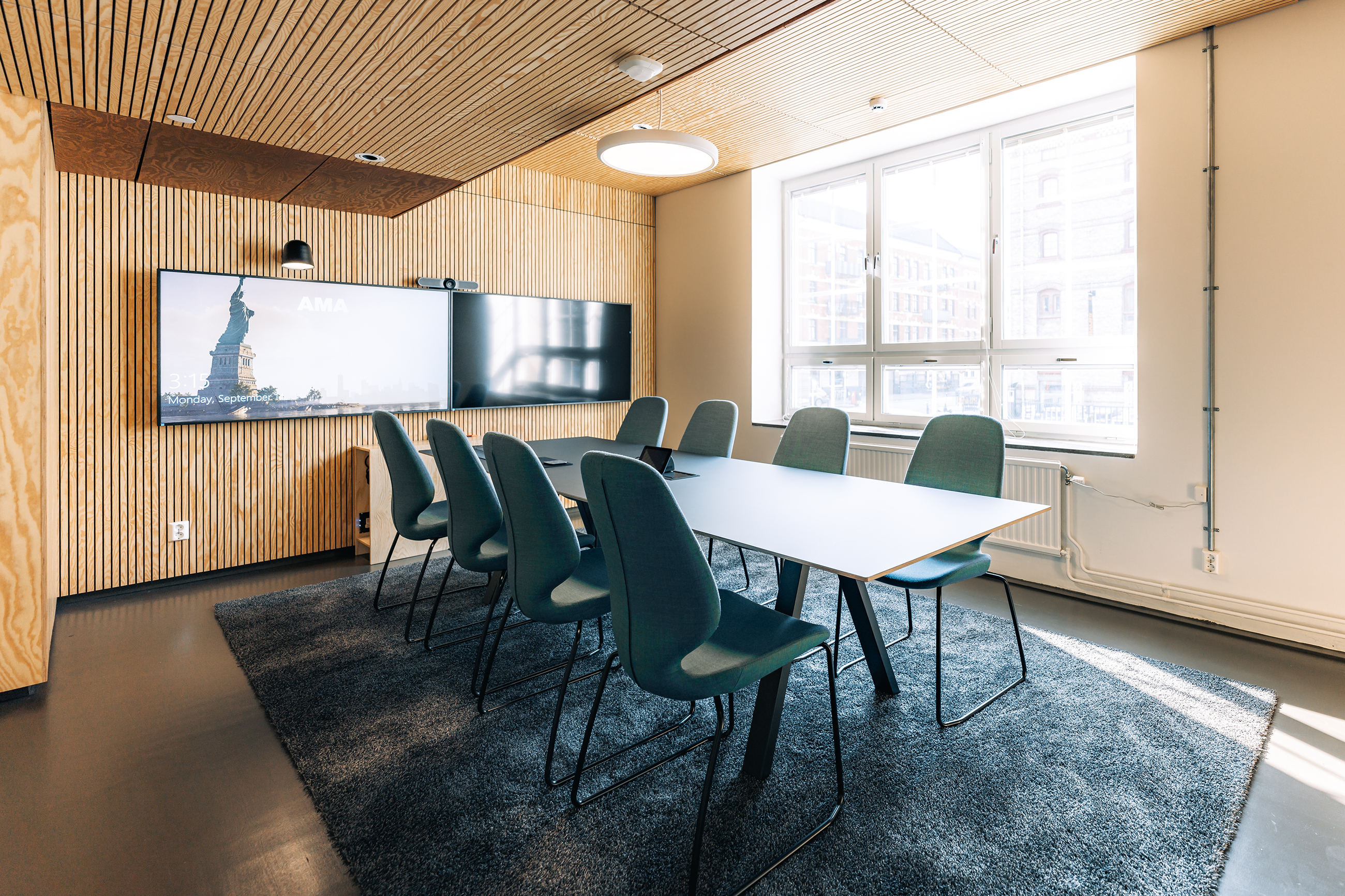 Mødelokale med træpanel på både væg og loft