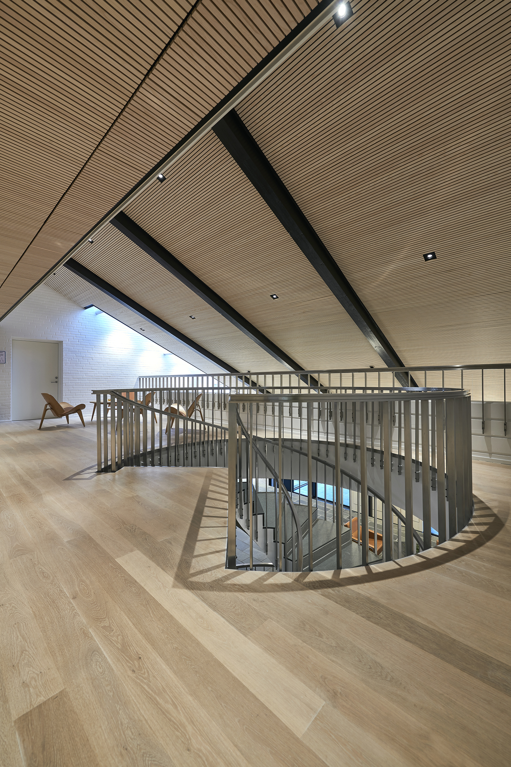 Spiraltrappe på øverste etage med stripe paneler på loft