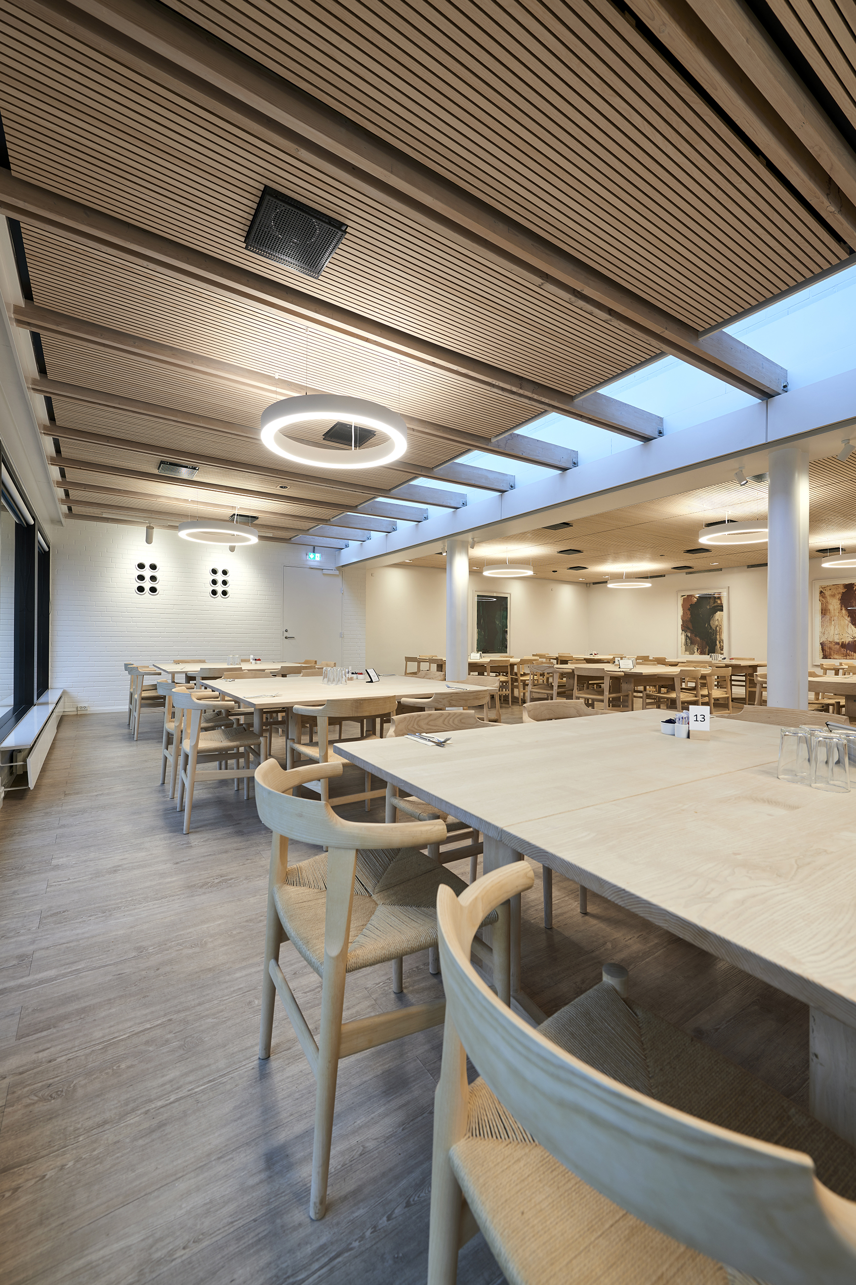 Konferencelokale med borde og stole i lyst træ